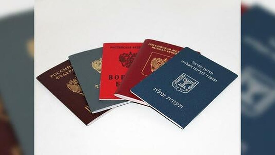 Главная картинка новости: У екатеринбургских врачей начали проверять военные билеты