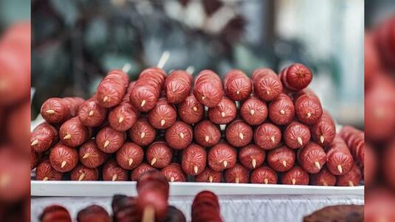 Главная картинка новости: В Екатеринбурге ребёнок попал в больницу, поужинав сосисками из «Пятёрочки»