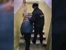 В Екатеринбурге рецидивист с ножницами напал на следователя во время допроса