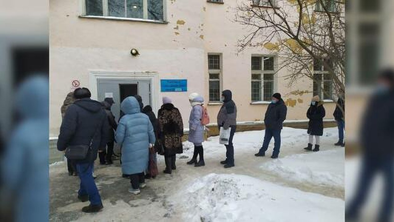 Главная картинка новости: "Стояло не меньше 150 человек": екатеринбуржцы второй день подряд штурмуют больницы