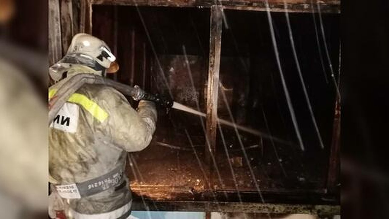 Главная картинка новости: В Екатеринбурге сторож сгорел вместе с вагончиком в промзоне