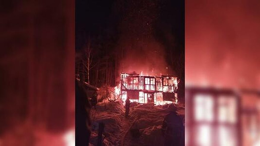Главная картинка новости: В Екатеринбурге полностью сгорел садовый дом площадью 70 кв. метров