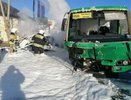 В Екатеринбурге после лобового столкновения загорелись такси и автобус