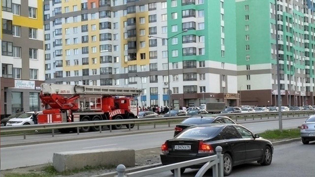 Главная картинка новости: В Екатеринбурге из-за пожара в жилом доме эвакуировали 40 человек