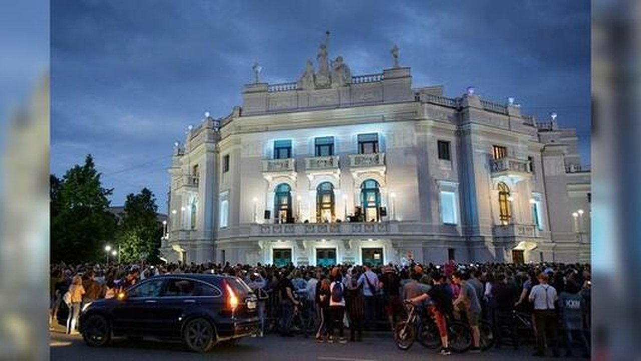 Главная картинка новости: В Екатеринбурге реконструируют фасад Оперного театра почти за 4 миллиона рублей