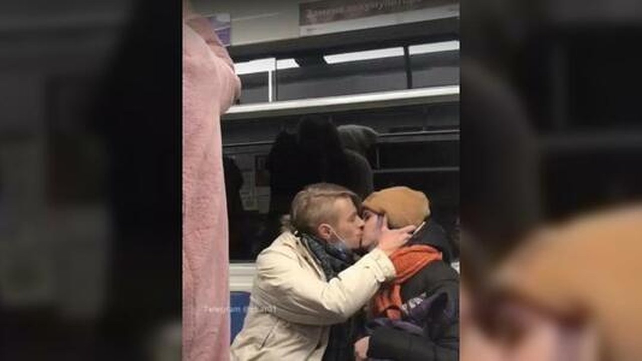 Главная картинка новости: 30 пар из Екатеринбурга устроили акцию поцелуев против запрета концертов из-за пандемии