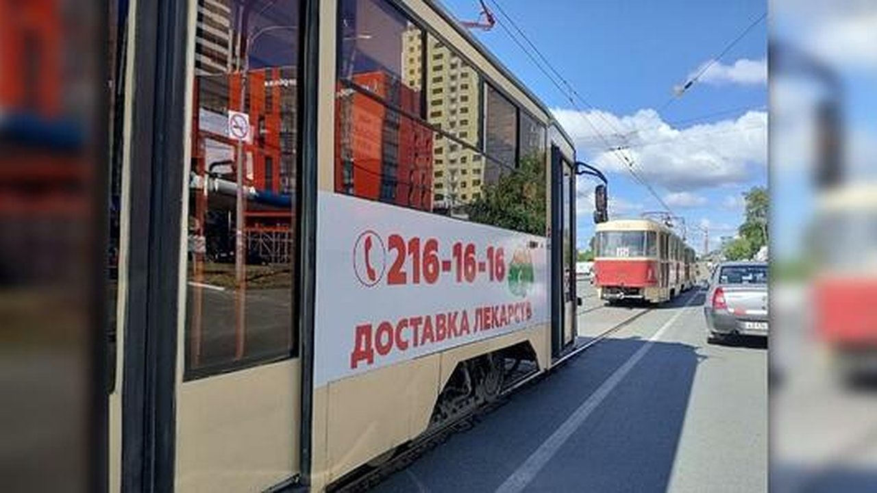 Главная картинка новости: В Екатеринбурге возникла пробка из трамваев