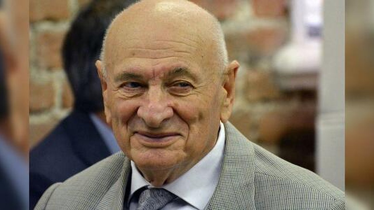 Главная картинка новости: Ветеран требует вернуть снесенный в Екатеринбурге памятник Победы