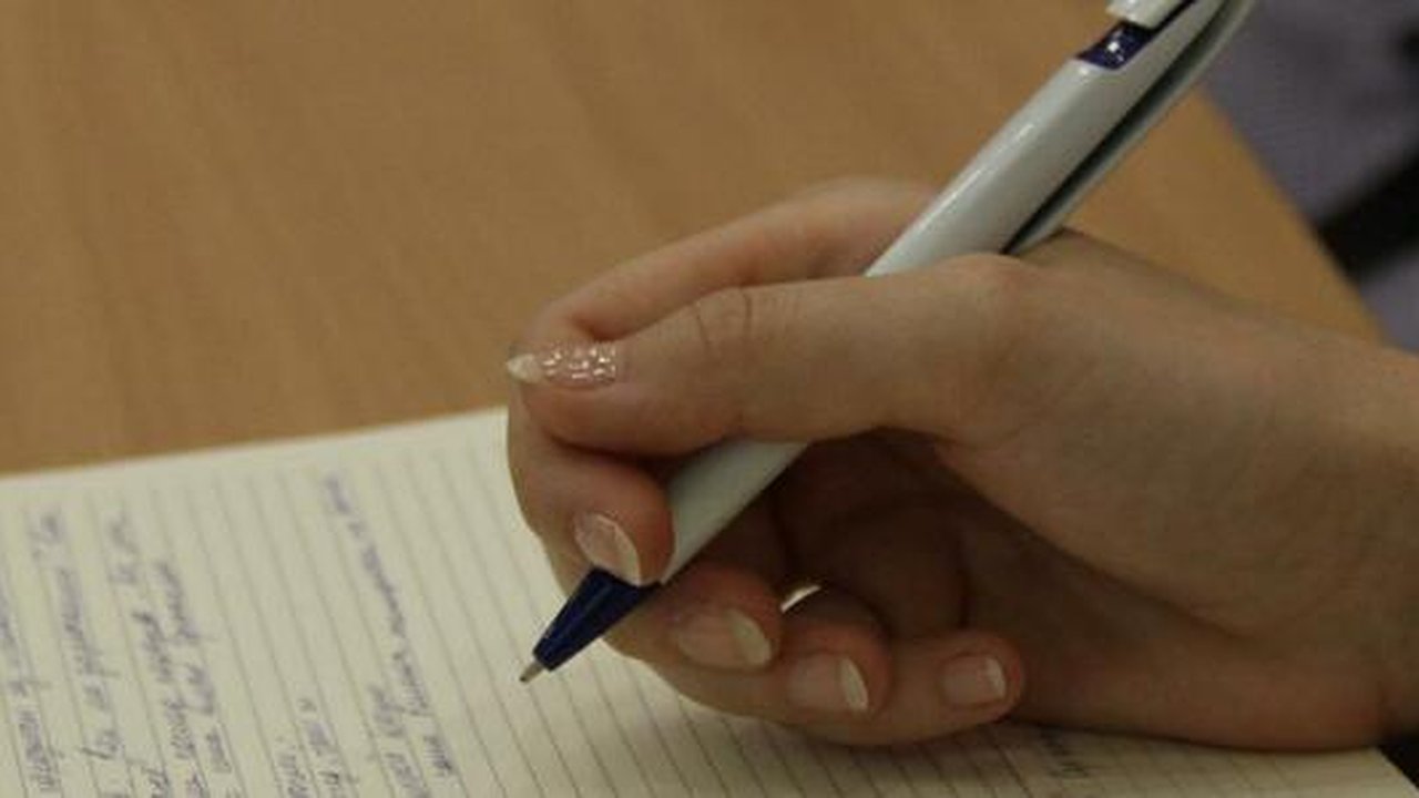 Главная картинка новости: Выпускники напишут итоговое сочинение только в апреле