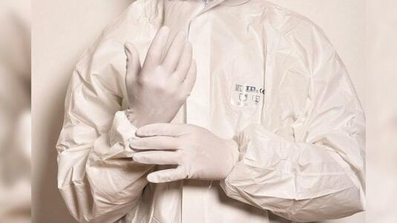 Главная картинка новости: Студент УГМУ придумал перчатки, которые невозможно проколоть