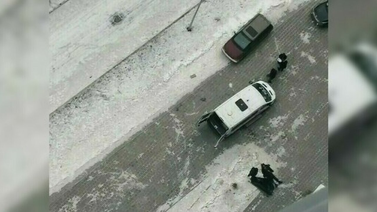 Главная картинка новости: На Уктусе с балкона многоэтажки выпал мужчина