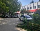 На улицу выбежали двое сотрудников магазина: в Екатеринбурге загорелась "Пятерочка"