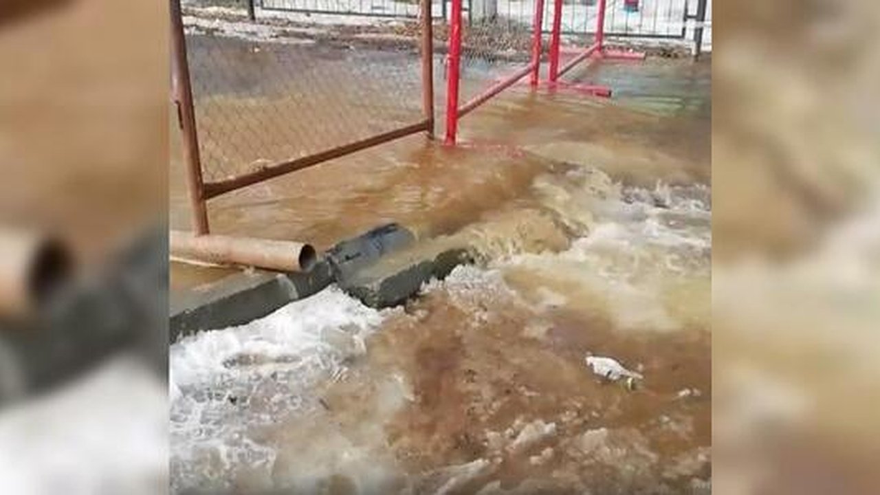 Главная картинка новости: В Екатеринбурге целую улицу затопило из-за коммунальной аварии