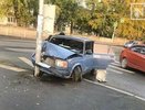"Явно под чем-то водила был": в Екатеринбурге "семерка" врезалась в светофор