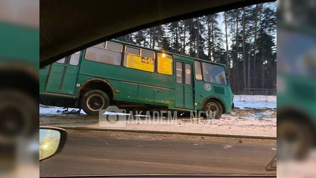 Главная картинка новости: В Академическом районе Екатеринбурга автобус улетел в кювет: фото