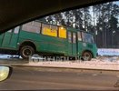 В Академическом районе Екатеринбурга автобус улетел в кювет: фото