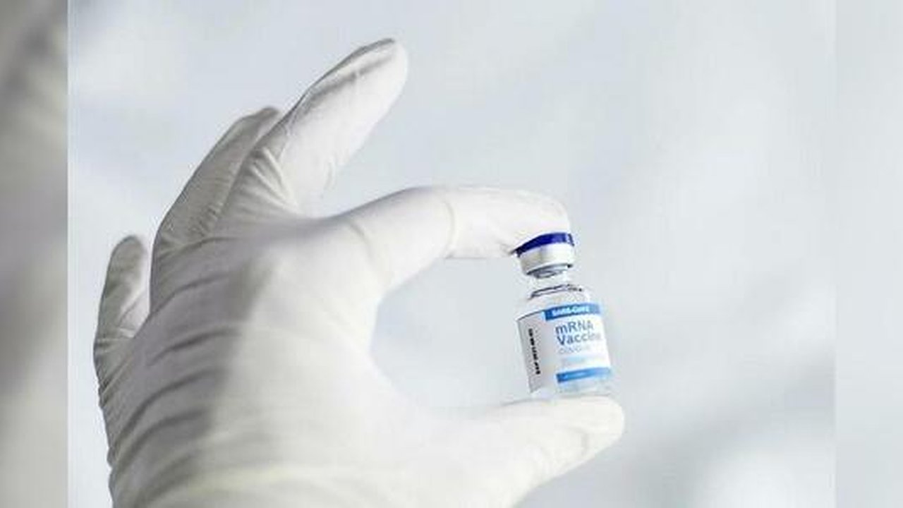 Главная картинка новости: Пятьсот тысяч свердловчан привились от коронавируса