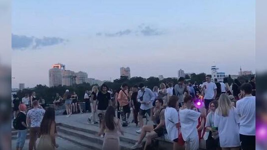 Главная картинка новости: Организаторы ночной вечеринки под окнами правительства сами явились в полицию