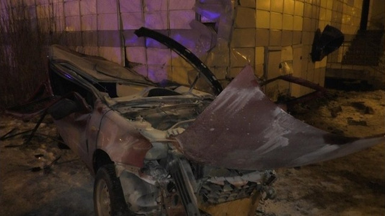 Главная картинка новости: На Урале "Лада Калина" с двумя подростками врезалась в дом: погиб человек