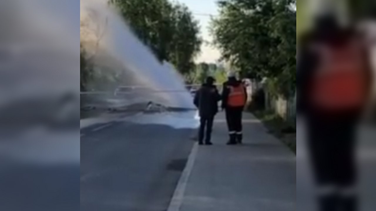 Главная картинка новости: В Екатеринбурге на Волгоградской из-за опрессовок прорвало трубу