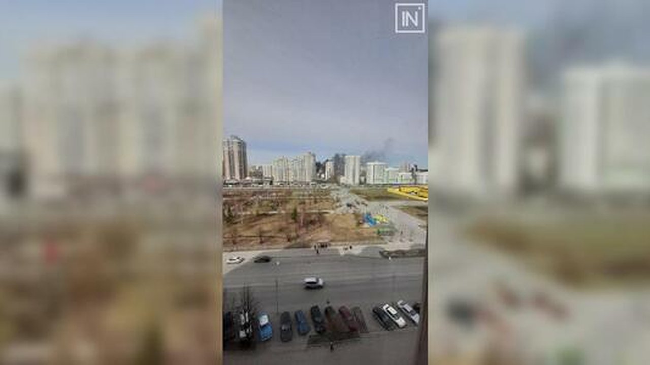 Главная картинка новости: В Екатеринбурге пожар: дым видно из соседних районов