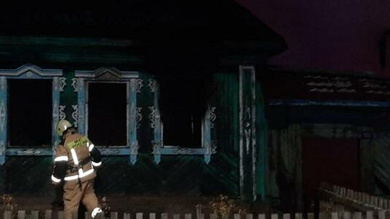 Главная картинка новости: Под Екатеринбургом сгорел деревянный дом. Погибли два ребенка