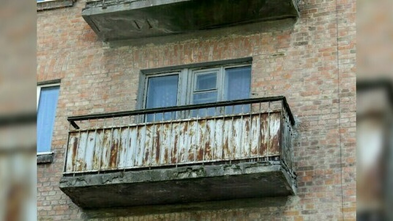 Главная картинка новости: На Эльмаше с балкона 20-этажного дома выпал мужчина