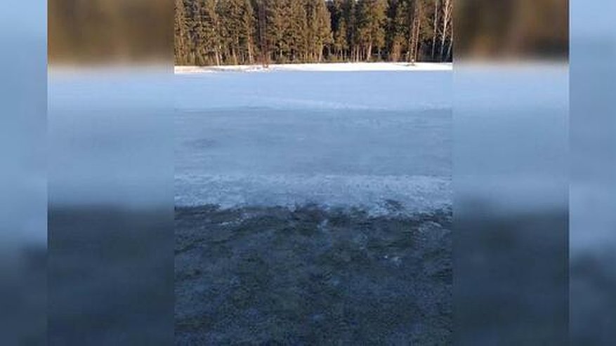 В Екатеринбурге засыпали песком каток, где занимаются дети-хоккеисты