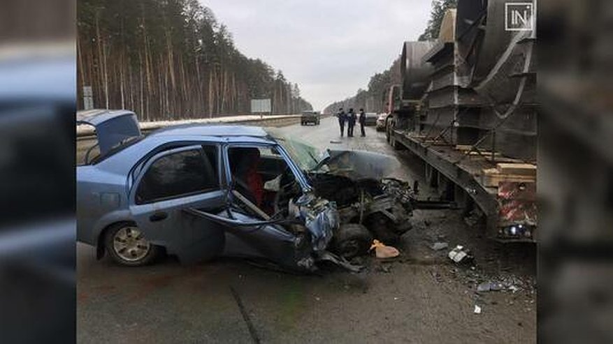 Главная картинка новости: На Челябинском тракте Chevrolet врезался в грузовик: четверо пострадали