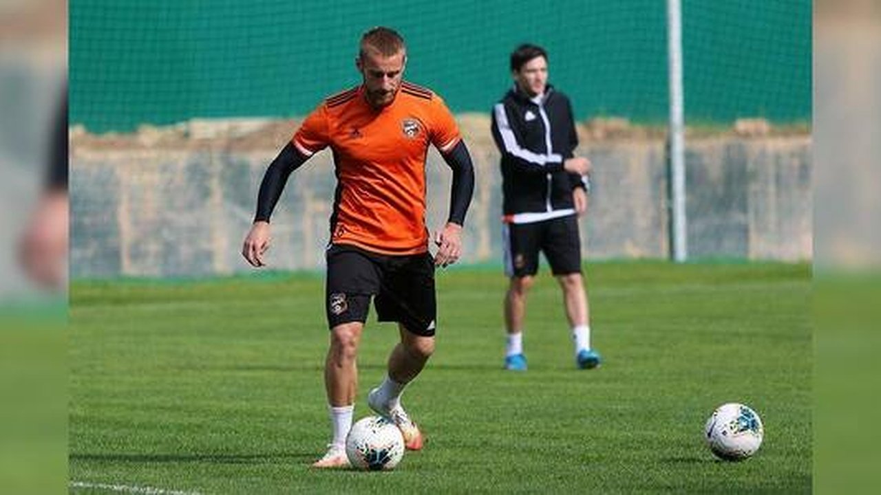 Главная картинка новости: Матч "Оренбурга" и "Урала" отменили из-за заболевших коронавирусом игроков