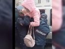 В Каменске-Уральском полиция жестко скрутила женщину за то, что она зашла в магазин без маски