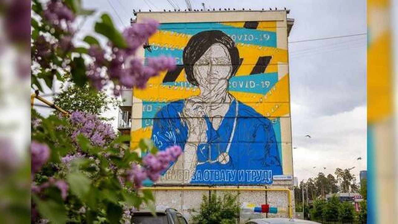 Главная картинка новости: "Не выходи из-за меня": уличные художники Екатеринбурга нарисовали граффити в поддержку врачей