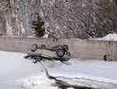 В Североуральске машина упала со скалы на замерзшую реку