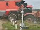 Поезд снес трактор, застрявший на ж/д путях под Арамилем