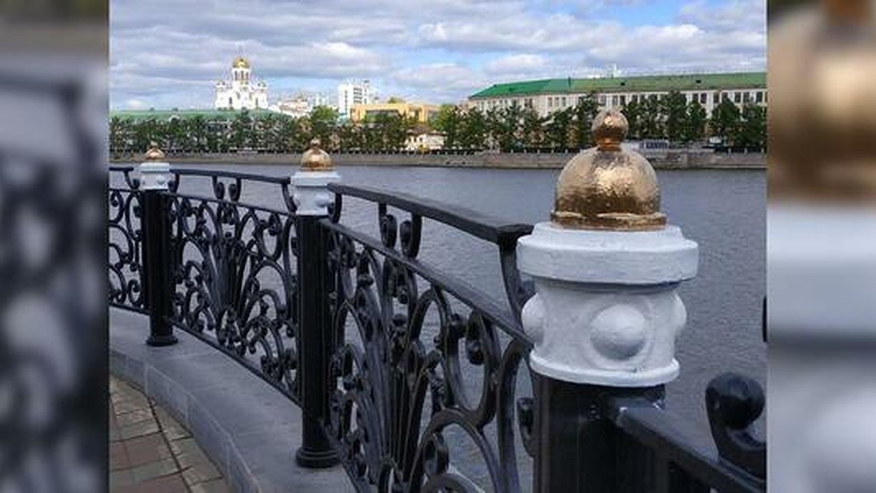 Главная картинка новости: На набережной в Екатеринбурге появились "церковные" купола