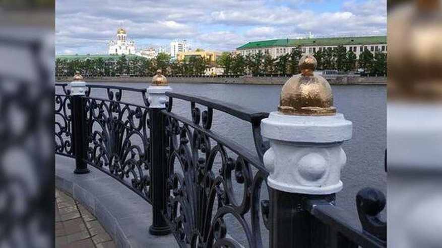 Главная картинка новости: На набережной в Екатеринбурге появились "церковные" купола