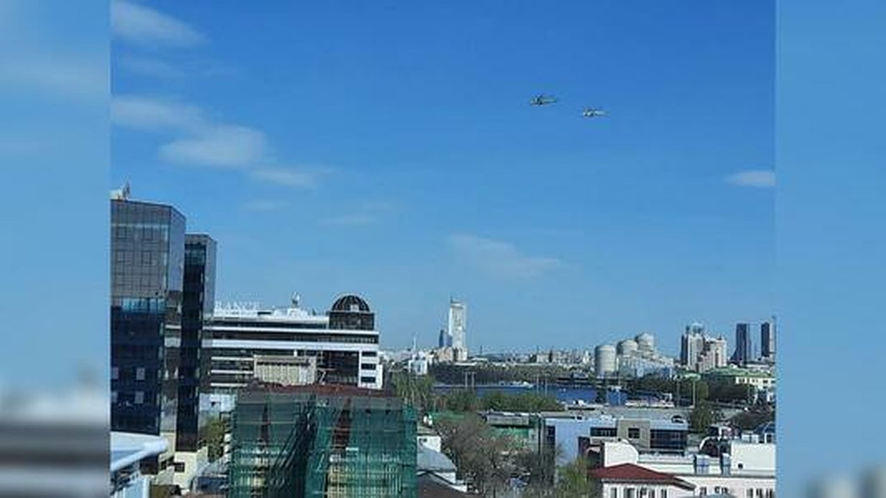 Главная картинка новости: В Екатеринбурге прошла первая репетиция авиапарада ко Дню Победы: видео