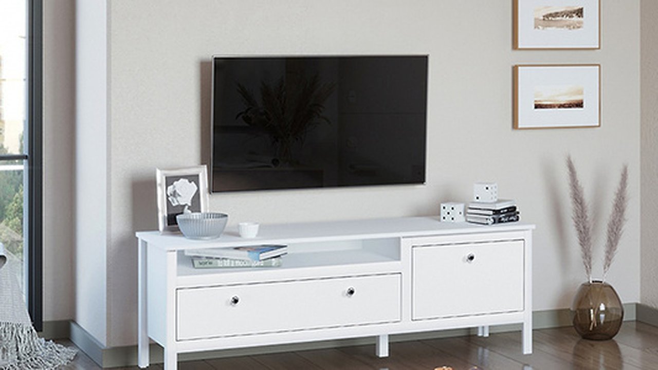 Главная картинка новости: Какую роль играет стенка под телевизор в интерьере гостиной?