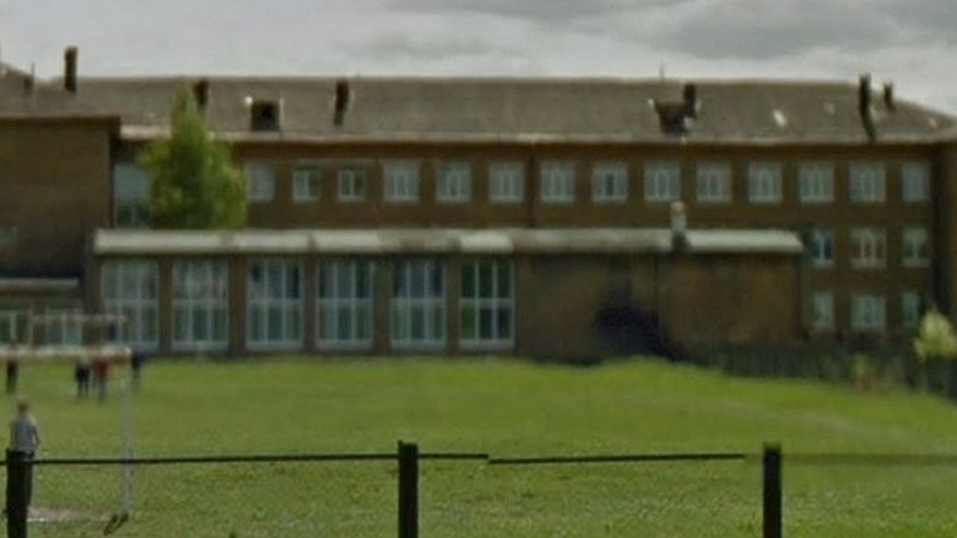 Главная картинка новости: «Детей в школе буквально морят голодом»: учащимся школы свердловского села перестали давать горячее питание