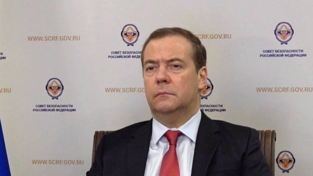 Главная картинка новости: В Екатеринбург прибыл Дмитрий Медведев