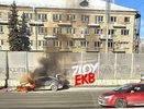 В Екатеринбурге на мосту загорелся автомобиль