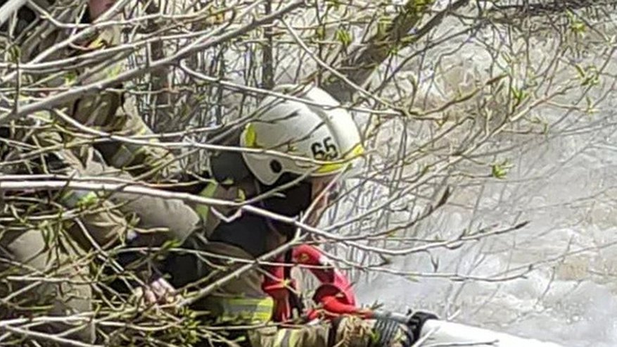 Улица в Ревде оказалась под водой из-за разлива пруда