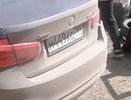 Водитель на BMW с московскими номерами врезался в припаркованную машину в Екатеринбурге и скрылся