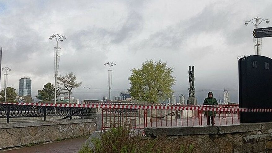 Главная картинка новости: Транспортный коллапс в Екатеринбурге: город встал в пробки из-за репетиции Парада Победы