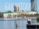 Купанием в Исети празднуют последний звонок свердловские выпускники