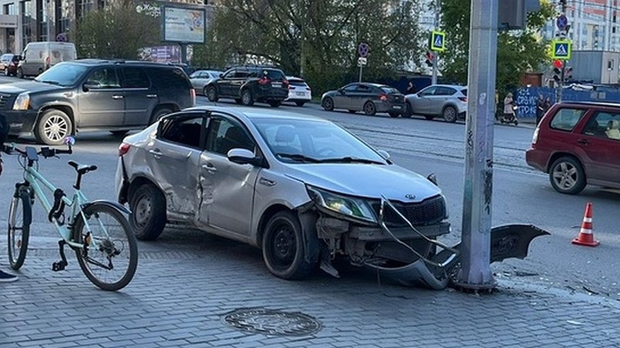 В Екатеринбурге пассажирка такси вылетела из окна автомобиля во время аварии