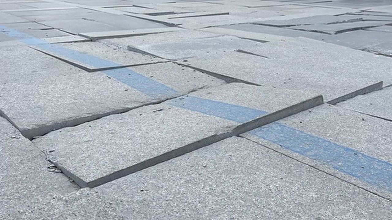 Главная картинка новости: На Плотинке опять переложить плитку: прошлая продержалась пару лет