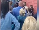 Очереди с трёх часов ночи: в Екатеринбурге толпы родители атаковали новую школу