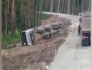 Грузовик перевернулся на строящейся трассе под Екатеринбургом