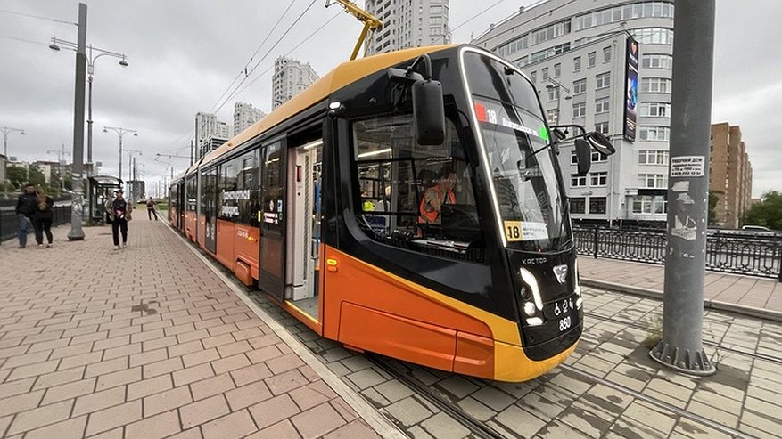 В Екатеринбурге вандалы разрисовали новый трамвай с умной системой